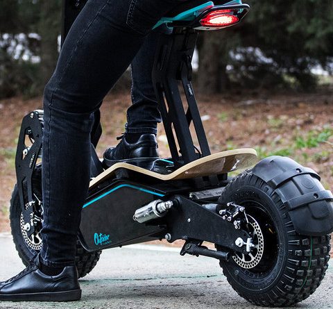 Hombre en un Cecotec patinete